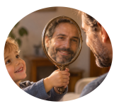 Bambino e padre davanti allo specchio